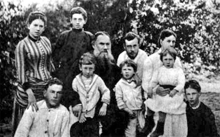 Лев Толстой в кругу семьи