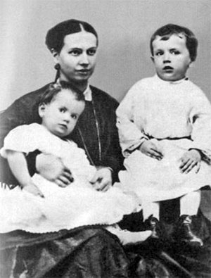 Софья Андреевна Берс со старшими детьми
