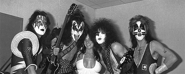 Линда Лавлейс с музыкантами группы Kiss